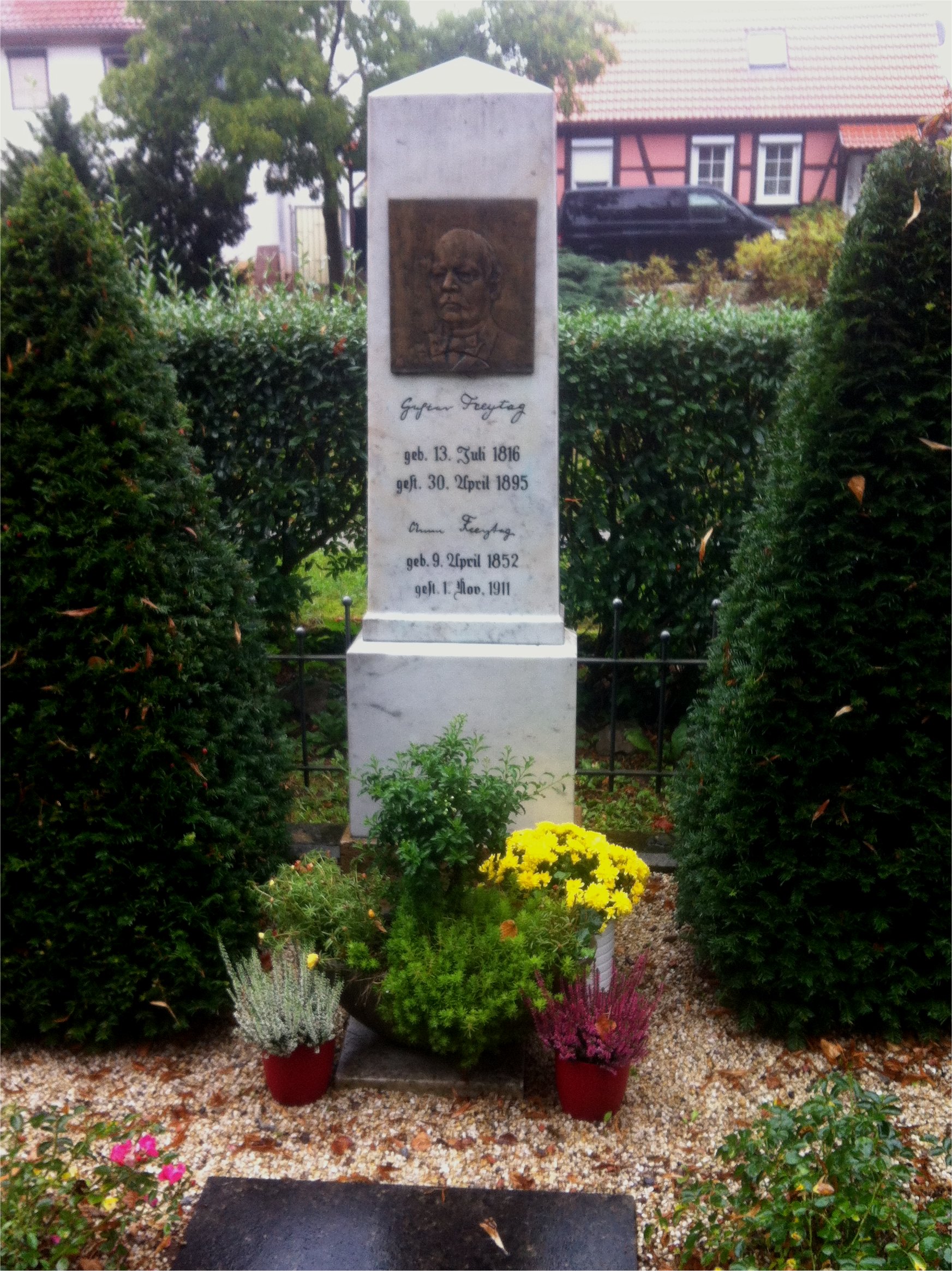 Grab von Gustav Freytag vor St. Helena in Siebleben